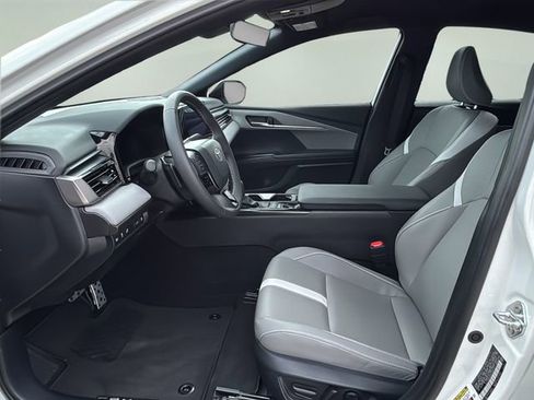 Used 2025 Toyota Camry SE w/ Convenience Package FWD image 18