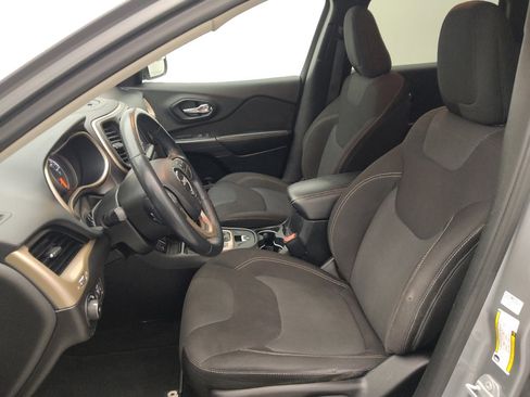 Used 2016 Jeep Cherokee Latitude FWD image 17