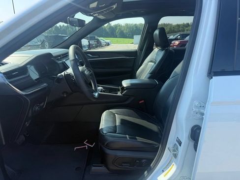 Used 2023 Jeep Grand Cherokee Overland AWD/4WD image 3