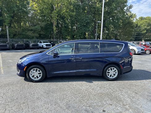 Used 2020 Chrysler Pacifica Touring image 6