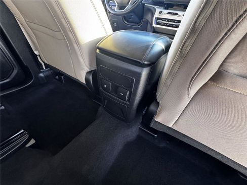 Used 2023 Ford Explorer XLT AWD/4WD image 9