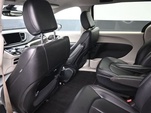 Used 2023 Chrysler Pacifica Touring-L FWD image 10