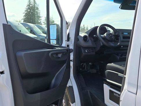 Used 2025 Mercedes-Benz Sprinter 2500 image 22