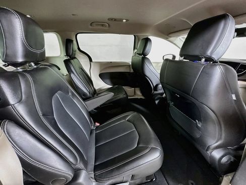 Used 2024 Chrysler Pacifica Touring-L FWD image 27