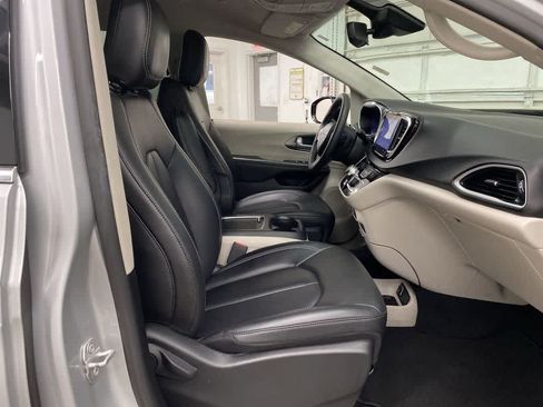 Used 2024 Chrysler Pacifica Touring-L FWD image 18