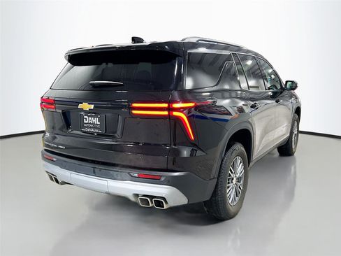 Used 2025 Chevrolet Traverse LT image 7
