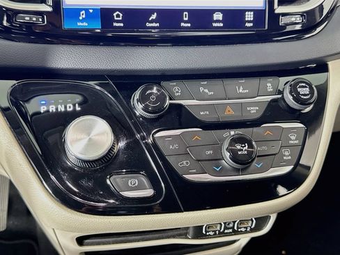 Used 2023 Chrysler Pacifica Touring-L FWD image 15