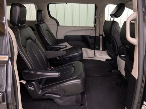 Used 2023 Chrysler Pacifica Touring-L image 18