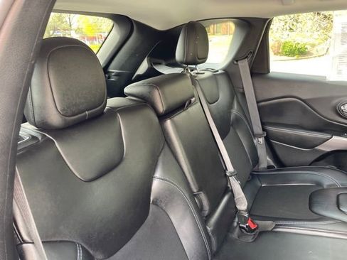 Used 2019 Jeep Cherokee Latitude Plus w/ Comfort/Convenience Group image 32