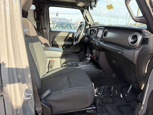 Used 2023 Jeep Wrangler Unlimited Rubicon 4xe w/ Cold Weather Group AWD/4WD image 16