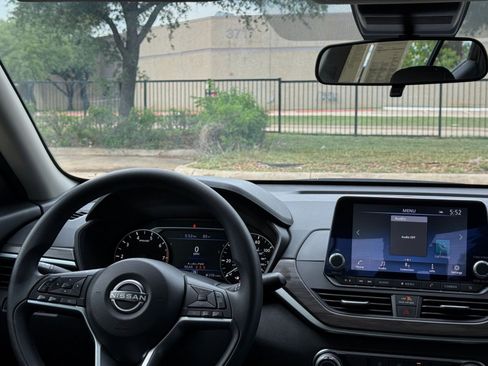 Used 2025 Nissan Altima 2.5 SV image 34