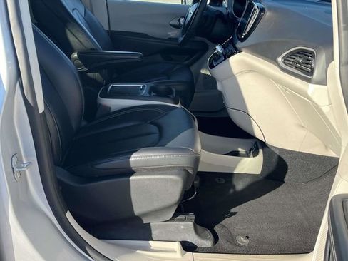 Used 2024 Chrysler Pacifica Touring-L image 22