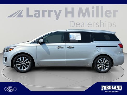 Used 2017 Kia Sedona SX FWD image 2