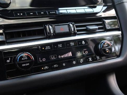 Used 2025 Nissan Pathfinder SL w/ SL Premium Package FWD image 17