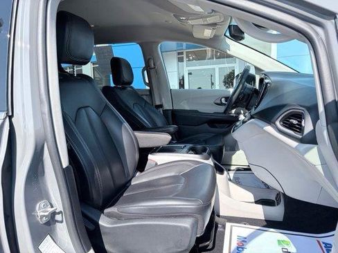 Used 2023 Chrysler Pacifica Touring-L FWD image 11