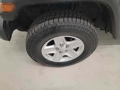 Used 2023 Jeep Gladiator Sport image 2