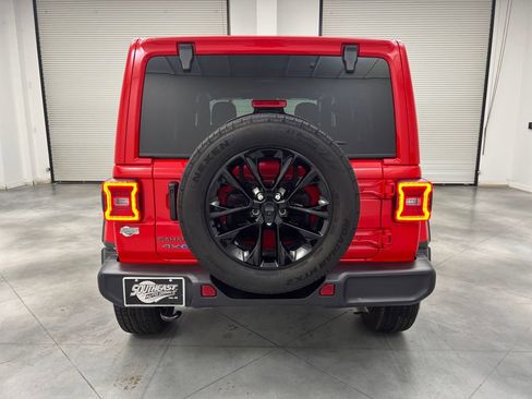 Used 2025 Jeep Wrangler Unlimited Sahara image 6