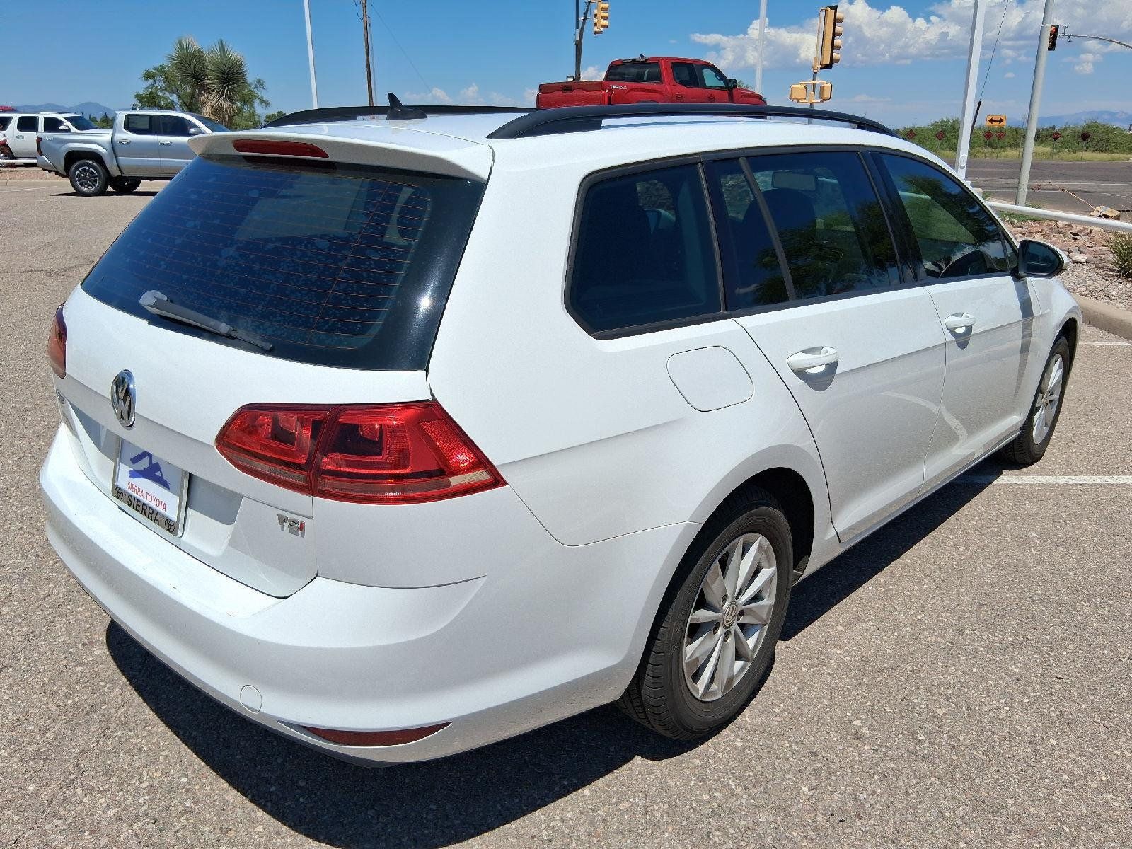 Used 2017 Volkswagen Golf SportWagen FWD image 5