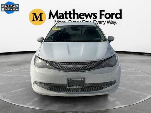 Used 2023 Chrysler Voyager LX image 8