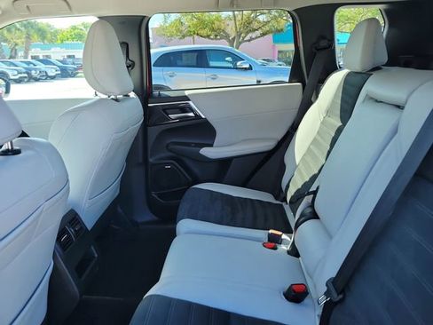 Used 2025 Mitsubishi Outlander SE image 15