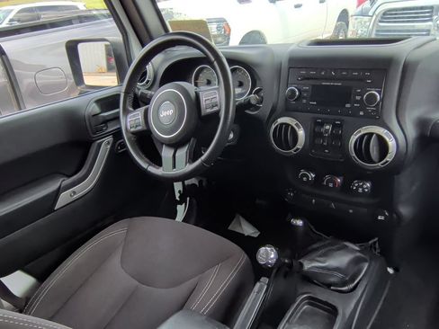 Used 2017 Jeep Wrangler Unlimited Sahara w/ Connectivity Group AWD/4WD image 9