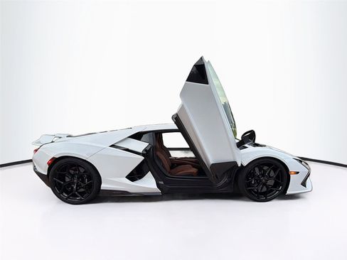 Used 2024 Lamborghini Revuelto image 33