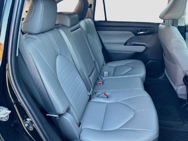 Used 2022 Toyota Highlander XLE AWD/4WD image 28
