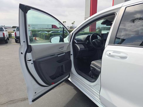 Used 2023 Toyota Sienna LE FWD image 22