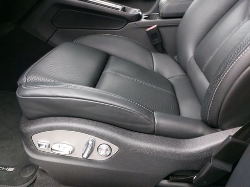 Certified 2026 Porsche Macan AWD/4WD image 31