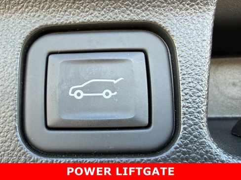 Used 2023 GMC Acadia SLT w/ Elevation Edition image 19