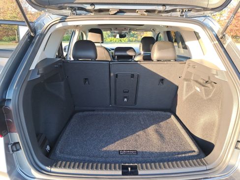 Certified 2022 Volkswagen Taos SEL w/ Panoramic Sunroof Package image 12