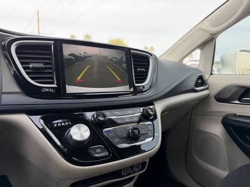 Used 2021 Chrysler Pacifica Touring FWD image 20