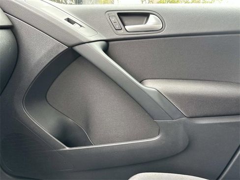 Used 2017 Volkswagen Tiguan Limited w/ Premium Package image 21