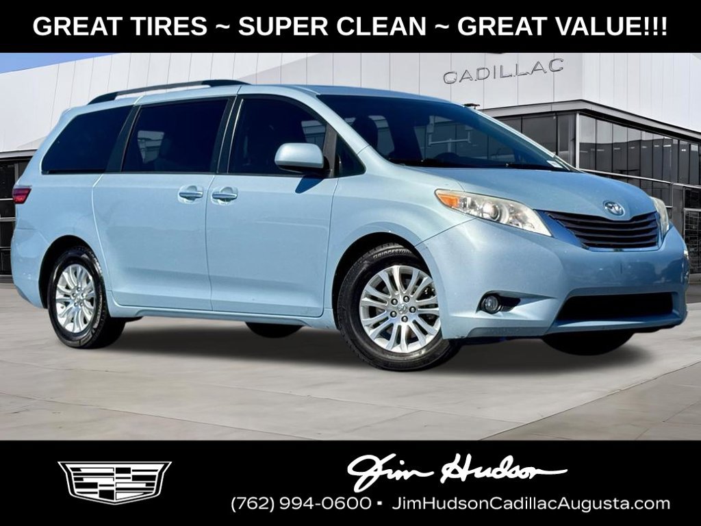 Used 2017 Toyota Sienna XLE Premium FWD image 1