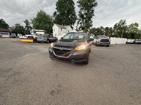 Used 2018 Honda HR-V LX image 2