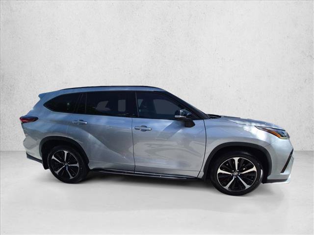 Used 2022 Toyota Highlander XSE FWD image 4