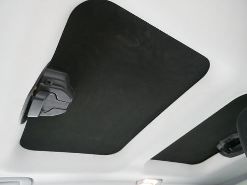 Used 2015 Jeep Renegade Latitude w/ Cold Weather Group II image 32