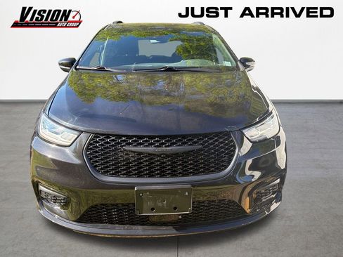 Used 2023 Chrysler Pacifica Touring-L w/ S Appearance Package AWD/4WD image 2