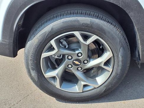 Used 2025 Chevrolet Trax LT w/ LT Convenience Package FWD image 29