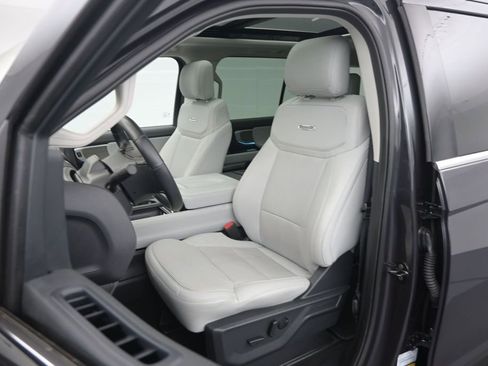 Used 2025 Ford Expedition Platinum w/ Driver's Package AWD/4WD image 10