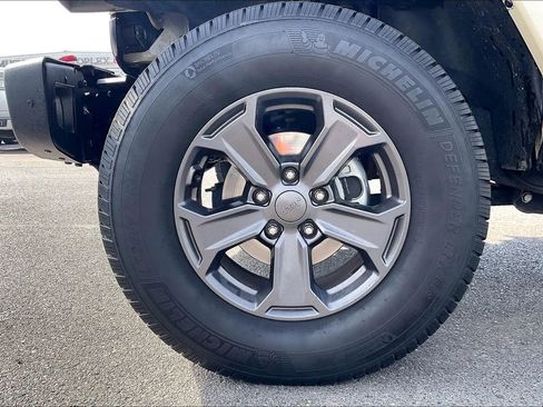 Used 2017 Jeep Wrangler Unlimited Rubicon image 2