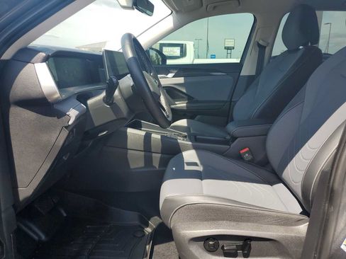 Used 2025 Volkswagen Tiguan SE FWD image 14