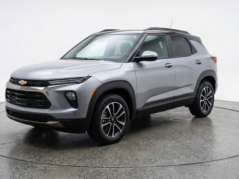 Used 2025 Chevrolet TrailBlazer LT w/ Driver Confidence Package image 3