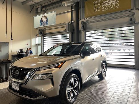 Used 2023 Nissan Rogue SL w/ SL Premium Package image 3