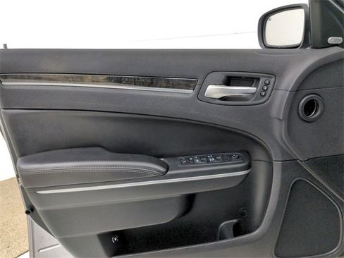 Used 2018 Chrysler 300 Limited image 35