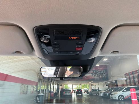 Used 2026 Kia Carnival FWD image 17