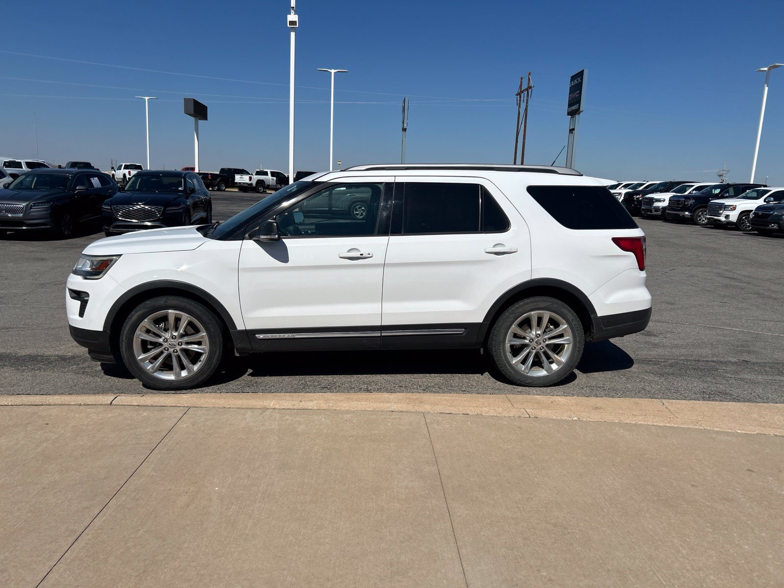 Used 2019 Ford Explorer XLT w/ Equipment Group 202A FWD image 8