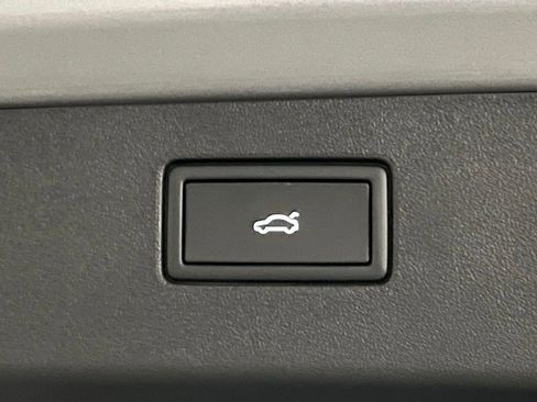 New 2025 Volkswagen Tiguan SE image 39