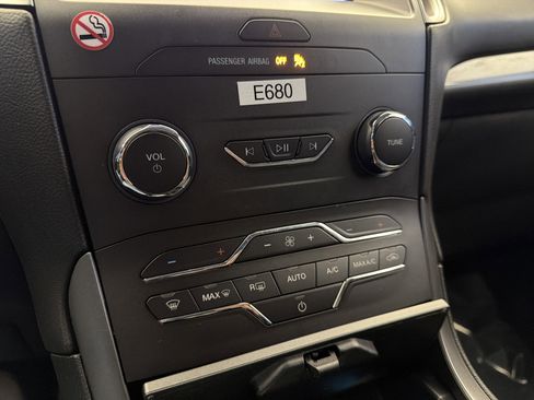 Used 2020 Ford Edge SE image 21