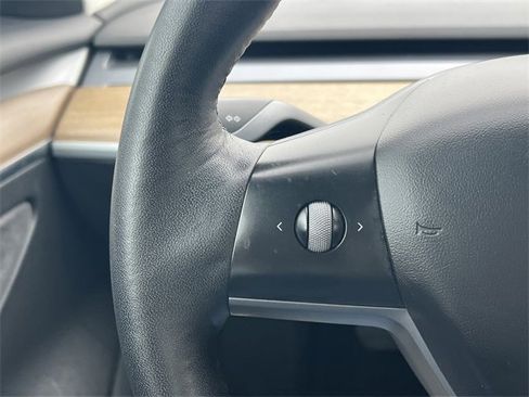 Used 2022 Tesla Model 3 Standard Range image 9
